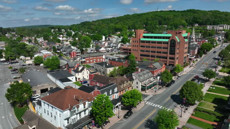 Luftaufnahme-Der-Hauptstraße-Einer-Amerikanischen-Kleinstadt