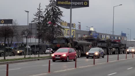 El-Convoy-Militar-Estadounidense-Se-Detiene-En-El-Centro-Comercial-Local-En-El-Centro-De-La-Ciudad,-Polonia