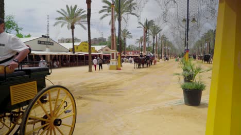 Carruaje-Tirado-Por-Caballos-Lleva-Turistas-En-La-Feria-De-Primavera-En-Jerez,-España