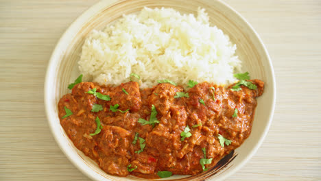 Pollo-Tikka-Masala-Con-Arroz-En-Plato---Estilo-De-Comida-India