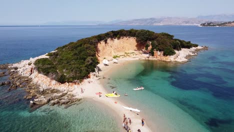 Touristen-Entspannen-Sich-Am-Kleinen-Weißen-Sandstrand-Auf-Den-Ksamil-Inseln,-Albanien---Luftaufnahme