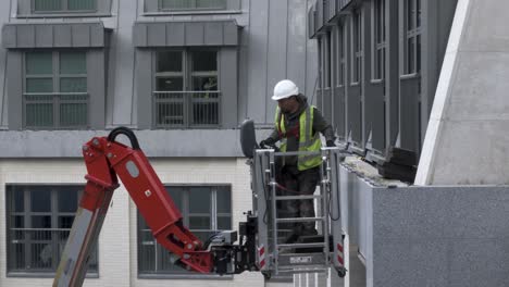 Trabajador-De-La-Construcción-Con-Arnés-De-Seguridad-Ajusta-El-Selector-De-Cerezas