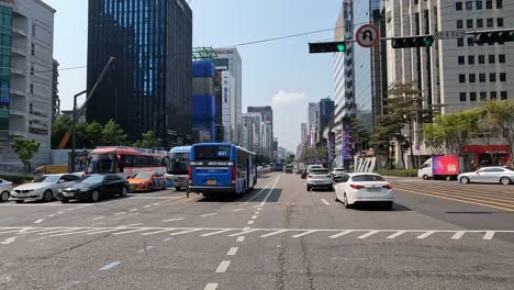 Punto-De-Vista-Del-Conductor-Conduciendo-En-La-Calle-Principal-De-Gangnam-Entre-Edificios-De-Gran-Altura-En-Seúl,-Corea-Del-Sur