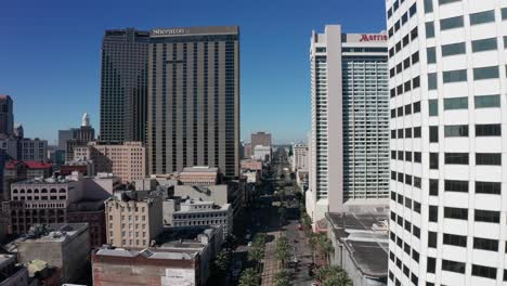 Große-Luftaufnahme,-Die-über-Die-Kanalstraße-In-Der-Innenstadt-Von-New-Orleans-Fliegt