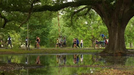 Los-Corredores-Corren-Por-El-Parque-De-La-Ciudad-Crescent-City-Classic-New-Orleans-Louisiana