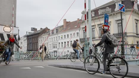 Ciclistas-Y-Peatones-Durante-La-Hora-Pico-En-La-Histórica-Ciudad-Urbana-Libre-De-Automóviles-De-Gante,-Bélgica---Vista-Estática