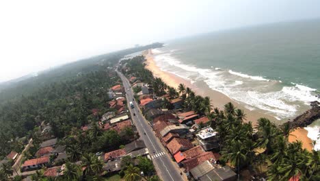 Se-Ve-Una-Vista-Cinematográfica-De-Una-Isla-Donde-Un-Mar-Azul-Rodea-Muchos-árboles