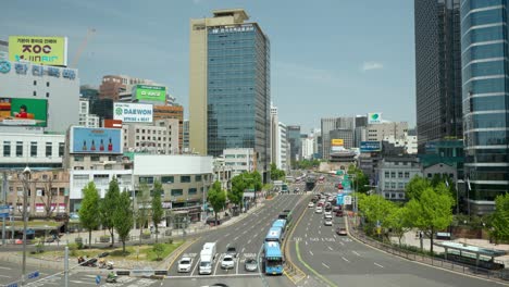 Coches-Detenidos-En-Semáforo-Rojo-En-Cruces-Complejos-Cerca-De-La-Estación-De-Seúl-Con-Vista-Panorámica-De-La-Ciudad