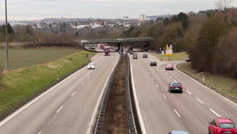 Autos-Fahren-Auf-Der-B10-Zwischen-Stuttgart-Und-Ulm