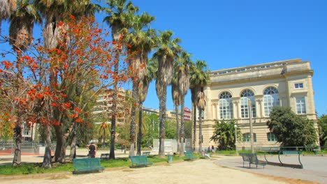 Schwenk-über-Mittelalterliche-Architektur-Im-Europäischen-Stil-Im-Stadtteil-Chiaia-Mit-Dem-öffentlichen-Park-„Vila-Comunale-Di-Napoli“-In-Neapel,-Italien