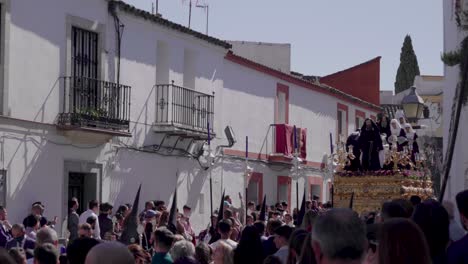 Procesión-De-Semana-Santa-Con-Carroza-Religiosa-Durante-La-Semana-Santa-En-España