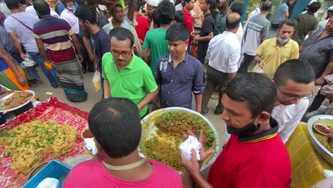 Tiro-Cenital-Sobre-Vendedor-De-Comida-En-El-Bazar-Chawk-En-Dhaka,-Cámara-Lenta