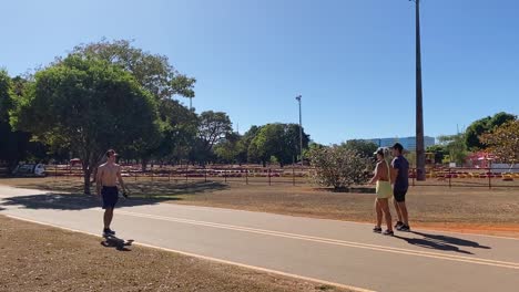 Los-Caminantes-Y-Las-Personas-Con-Sus-Perros-Disfrutan-De-Uno-De-Los-Muchos-Caminos-A-Través-Del-Hermoso-Parque-De-La-Ciudad-De-Brasilia-En-Un-Día-Soleado-De-Verano