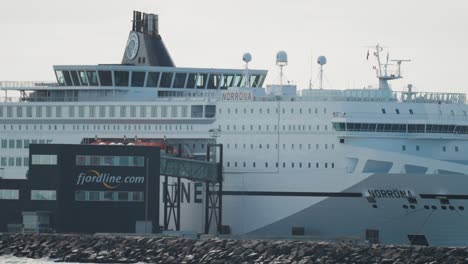 Un-Primer-Plano-Del-Ferry-Norrona-Amarrado-En-El-Puerto