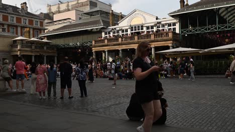 La-Gente-Camina-Por-Covent-Garden-Frente-A-Las-Hermosas-Tiendas-Que-Hay-Disponibles.