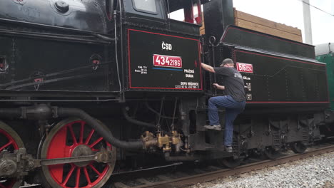 Conductor-De-Tren-Subiendo-A-La-Cabina-De-La-Locomotora-De-Vapor-Para-Conducirlo