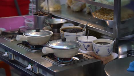 Tontopf-Kochen-Am-Street-Food-Stand-In-Chinatown-Bangkok