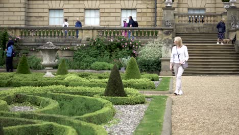 Totale-Aufnahme-Einer-Frau,-Die-Sich-Einen-Gepflegten-Garten-Ansieht