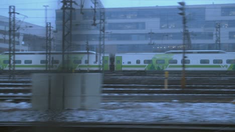 POV-Zwischen-Zwei-Fahrenden-Zügen-Auf-Einer-Städtischen-Mehrspurbahn,-Mit-Zoom