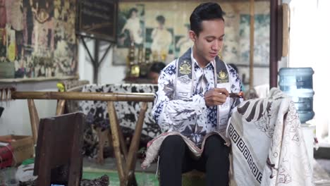 Un-Joven-Está-Haciendo-Batik-En-Su-Antigua-Casa-En-Cirebon