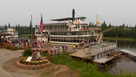 4K-Drohnenvideo-Von-Menschen,-Die-An-Einem-Sommertag-Ein-Sternwheel-Flussboot-Auf-Dem-Chena-River-In-Fairbanks,-Arkansas-Besteigen