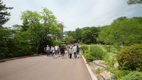 Korean-tourists-wearing-masks-visiting-opened-to-public-Cheong-Wa-Dae-President's-residence-park-in-summer