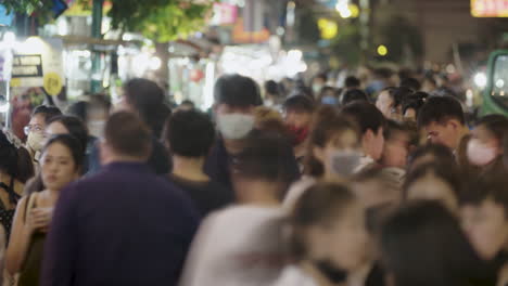 Personas-Con-Y-Sin-Máscara-En-El-Mercado-Lleno-De-Gente-En-El-Barrio-Chino-De-Bangkok-Por-La-Noche,-Lapso-De-Tiempo-Del-Mercado-Nocturno-Ocupado-De-Bangkok