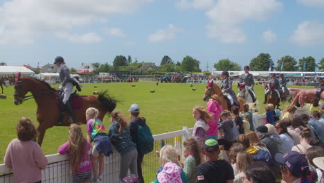 Royal-Cornwall-Show-2022-Mit-Iberischen-Pferden-Aus-Amerika,-Die-Paraden-Um-Ein-Feld-Galoppieren-Und-Von-Einer-Menschenmenge-Beobachtet-Werden,-Wie-Sie-Vorbeiziehen