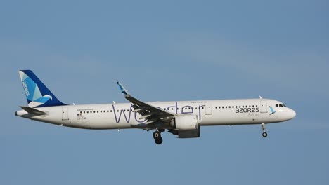 Vuelo-Comercial-A320-Azores-Airlines-&#39;&#39;maravilla&#39;&#39;-Librea-Cielo-Azul-Y-El-Gigante-De-Cerca