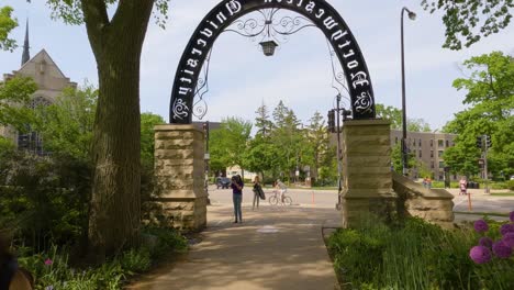 Estudiante-Camina-A-Través-Del-Arco-En-La-Universidad-Del-Noroeste-El-Día-De-Verano