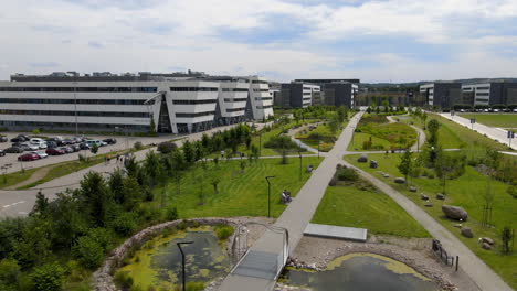 Toma-Aérea-De-Drones-De-4k-Del-Parque-Ecológico-Verde-En-La-Universidad-De-Gdańsk