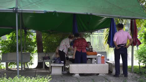 Gruppe-Von-Freunden-Beim-Frühstück-Im-Lumpini-Park-In-Bangkok