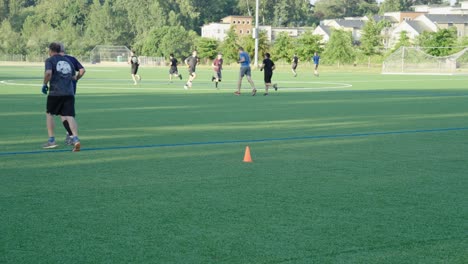 Männer-Laufen-Auf-Einem-Fußballplatz-Und-Treiben-Sport