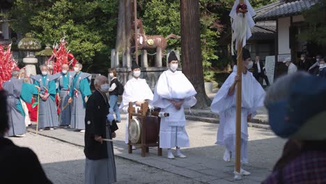 Sacerdotes-Señalando-El-Comienzo-De-Sagicho-Matsuri-Año-Del-Tigre