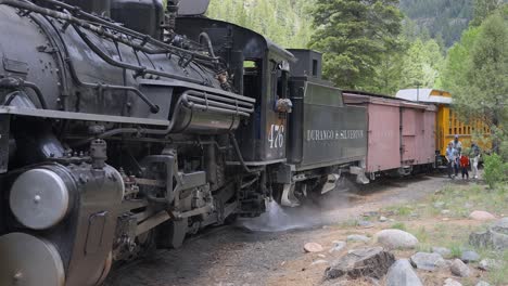 Motor-De-Tren-Negro-Realizando-Una-Purga-En-El-Desierto