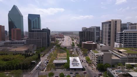 Luftaufnahme-über-Den-Klyde-Warren-Park-Und-Den-Texas-State-Highway-Spur-366,-In-Dallas,-USA