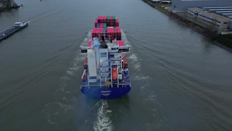 Vista-Aérea-De-La-Barcaza-Con-Crucero-De-Carga-Intermodal-En-El-Río-En-El-área-De-Dordrecht