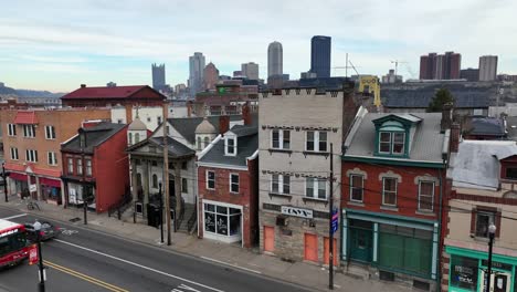 Toma-Aérea-Ascendente-De-La-Calle-Histórica-En-El-Lado-Sur-De-Pittsburgh