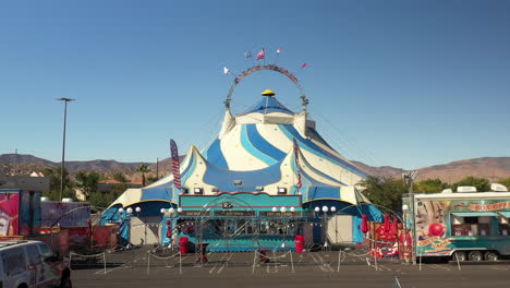 Ein-Wanderzirkuszelt-Im-Einkaufszentrum-Antelope-Valley-In-Palmdale,-Kalifornien-–-Enthüllung-Aus-Der-Luft