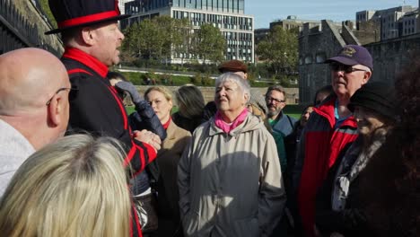 Yeomen-Warder-Reiseleiter-Spricht-Vor-Einer-Touristengruppe-Während-Einer-Tour-Durch-Den-Tower-Of-London