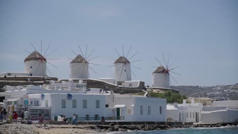 Mykonos-Fünf-Traditionelle-Windmühle-Blauer-Himmel-4k-30fps-Schwenk-Nach-Rechts