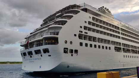 Un-Enorme-Crucero-Que-Atraca-Lentamente-En-El-Muelle-Del-Puerto-De-Cruceros-Video-De-Fondo-|-Crucero-De-Lujo-Atraca-Y-Retrocede-Lentamente-Fondo-De-Video-En-4k