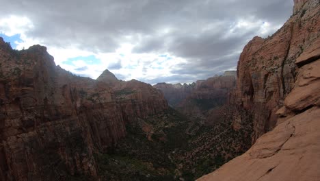 Zeitraffer-Canyon-Aussicht-Im-Zion-Nationalpark,-Große-Höhe-Und-Fließender-Verkehr