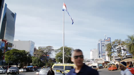 Un-Timelapse-En-Ciudad-Del-Este,-Un-Dia-Ventoso-Con-Mucha-Actividad-Economica-En-La-Ciudad