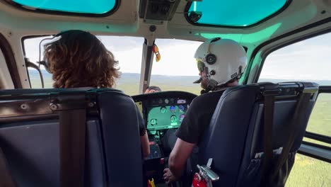 Helikopterrundflug-In-Dalarna,-Schwedisches-Naturerlebnis,-Innenansicht-Des-Cockpits