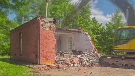 Excavadora-Demoliendo-Rápidamente-Un-Antiguo-Edificio-De-Ladrillo