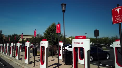 Tesla-Kompressorstationen,-Reihe-Von-Ladestationen-Für-Elektrofahrzeuge,-Aufsteigende-Luftaufnahme