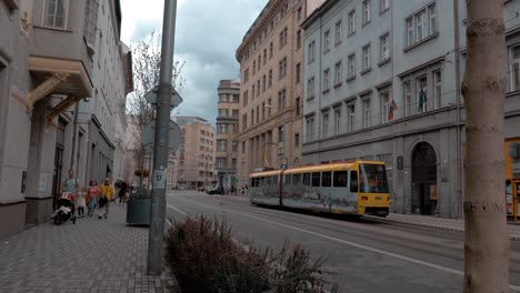 Eine-Straße-In-Bratislava,-4k