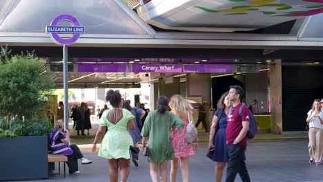 Canary-Wharf,-London,-Vereinigtes-Königreich-–-August-2022-–-Eine-Gruppe-Junger-Frauen-Geht-An-Einem-Sonnigen-Sommernachmittag-Auf-Den-Eingang-Der-Neuen-Elizabeth-Linie-In-Canary-Wharf-Zu