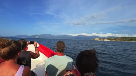 Fpv-Pov-De-Proa-De-Lancha-Corriendo-Rápido-Sobre-El-Agua-De-Mar-De-Córcega-Del-Norte-Para-Un-Recorrido-Con-Turistas-A-Bordo